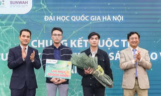 Phó Giám đốc ĐHQG Hà Nội Phạm Bảo Sơn và ông Phạm Hồng Quất, Cục trưởng Cục Phát triển thị trường và doanh nghiệp khoa học và công nghệ (Bộ Khoa học và Công nghệ), trao giải nhất cho đội SALEWORKS đến từ trường ĐH Kinh tế với Dự án Nền tảng quản lý bán hàng sàn thương mại điện tử Salework.