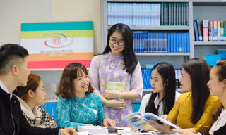 Nữ giảng viên trường ĐH Nguyễn Trãi tôn vinh tà áo dài trên giảng đường