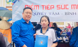 Trao học bổng ‘Tiếp sức mùa thi’ cho sĩ tử