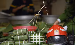 Chiến sĩ Cảnh sát Phòng cháy chữa cháy gói bánh chưng đón Tết