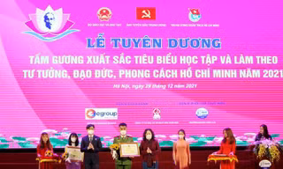 Thứ trưởng Ngô Thị Minh và Bí thư Trung ương Đoàn Nguyễn Minh Triết trao giải cho các thí sinh đạt giải.