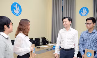 Anh Nguyễn Minh Triết - Bí thư T.Ư Đoàn, Phó Chủ tịch thường trực T.Ư Hội Sinh viên Việt Nam trao đổi với Ban thư kí Hội Sinh viên Việt Nam tại Thái Lan. Ảnh: DƯƠNG TRIỀU