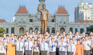 Thanh niên TP. HCM dâng hoa báo công Chủ tịch Hồ Chí Minh, khai mạc Đại hội Hội LHTN lần IX