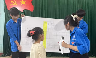 Sinh viên mở lớp quản lý tài chính cá nhân cho trẻ em Tuyên Quang