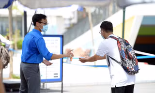 Thí sinh dự thi đợt 1 kỳ thi tốt nghiệp THPT năm 2021 thực hiện nghiêm các quy định phòng chống dịch COVID-19. Ảnh: DƯƠNG TRIỀU.