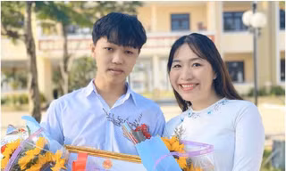 Học sinh Đặng Văn Quang cùng cô giáo trường THPT chuyên Lê Thánh Tông, TP. Hội An.