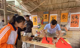 Sinh viên trường ĐH Mở Hà Nội trổ tài hội nhập
