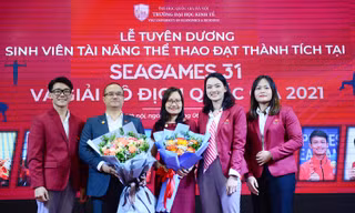 Đại diện các sinh viên, vận động viên được tuyên dương tặng hoa tri ân Ban Giám hiệu trường ĐH Kinh tế - ĐHQG Hà Nội.