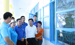 Hơn 300 'áo xanh' tu sửa trường học cho học sinh Quảng Bình