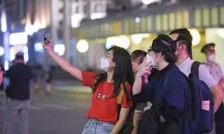Nhiều bạn trẻ ‘check-in’ phố đi bộ Hà Nội sau gần một năm đóng cửa