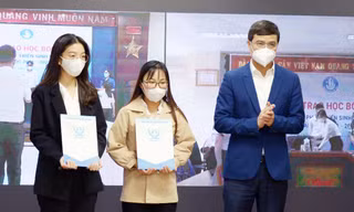 Anh Bùi Quang Huy, Ủy viên dự khuyết T.Ư Đảng, Bí thư thường trực T.Ư Đoàn, Chủ tịch T.Ư Hội Sinh viên Việt Nam trao học bổng cho sinh viên tại điểm cầu Hà Nội.