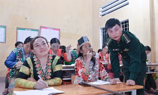 ‘Thầy giáo quân hàm xanh’ mang ánh sáng tri thức đến vùng biên viễn Mường Lát