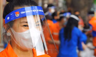 Cơm nghĩa tình kèm bánh Trung Thu, đèn ông sao gửi tới những hoàn cảnh khó khăn