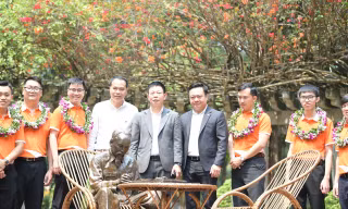 Dâng hương tưởng niệm các anh hùng liệt sĩ và thăm Khu di tích Chủ tịch Hồ Chí Minh