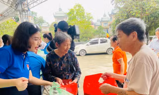 Thầy thuốc trẻ khám miễn phí cho cựu thanh niên xung phong, cựu chiến binh