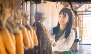 Cô gái người Mường thu hơn 50 tỷ đồng mỗi năm nhờ bán thịt chua trên mạng xã hội