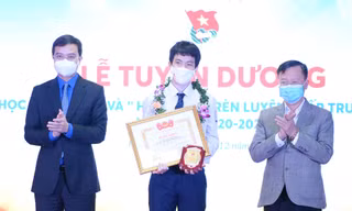Anh Bùi Quang Huy - Uỷ viên dự khuyết T.Ư Đảng, Bí thư thường trực T.Ư Đoàn trao Bằng khen cho "Học sinh 3 tốt" cấp T.Ư năm 2021. Ảnh: DƯƠNG TRIỀU