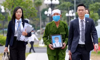 Ông nội bé gái bị đóng 9 chiếc đinh vào đầu đề nghị điều tra sự liên quan của con dâu cũ