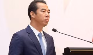 Vợ cựu thứ trưởng Tô Anh Dũng nhận túi quà 50.000 USD tại quán cà phê