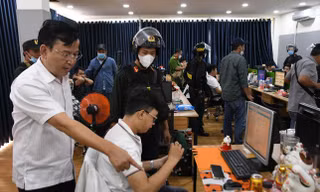Công ty luật mang bình gas đến trường tiểu học, ép phụ huynh trả nợ ngân hàng