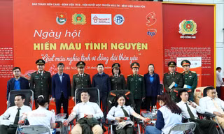 Cán bộ, chiến sĩ công an tham gia hiến máu phát động Tháng Thanh niên 2023 