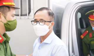 Cựu Bí thư Bình Dương và các bị cáo bị dẫn giải đến tòa