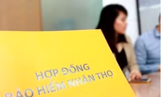 Tin nhắn của nhân viên ngân hàng gửi chị Hồng Anh. Ảnh: do người tố cáo cung cấp