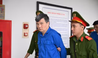 Dẫn giải cựu vụ phó thuộc Bộ Công Thương và các bị cáo trong vụ đưa nhận hối lộ tới toà