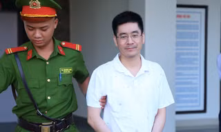 Có người nhìn thấy cựu điều tra viên cầm túi đựng tiền ra khỏi nhà nguyên Thiếu tướng