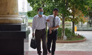 Ông Vũ Huy Hoàng đến tòa sơ thẩm.