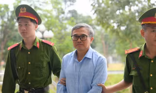 Hình ảnh dẫn giải cựu Thứ trưởng Bộ Công Thương Hoàng Quốc Vượng cùng đồng phạm 
