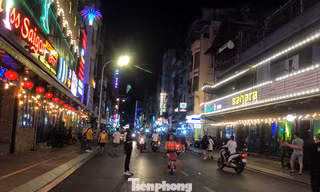 Gần nửa đêm, phố Tây Bùi Viện vẫn có khách đến vui chơi