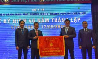 GS.TS Nguyễn Thanh Long trao cờ thi đua cho Bệnh viện Răng hàm mặt trung ương TPHCM (ảnh: K.V)