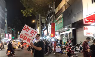 Phố thời trang Tết ế ẩm: Nhân viên ra giữa đường bắt khách