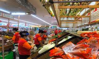 Nhân viên siêu thị liên tục lên đơn hàng cho khách