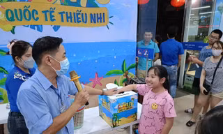 TPHCM: Vào cửa hàng chơi lễ để... trốn nắng tránh mưa