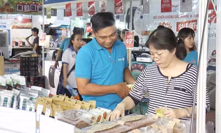 Người tiêu dùng mua hàng tại hội chợ 