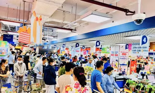 TTTM đông nghịt, hàng ăn hầu như không còn chỗ trống