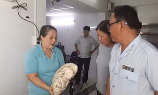 Kiểm tra cơ sở giò chả tại TPHCM (ảnh: SGGP)