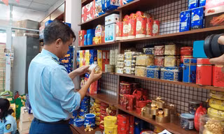 Phát hiện số lượng lớn mứt Tết không nguồn gốc