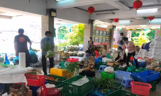Siêu thị dã chiến nhận hàng trực tuyến, đi chợ hộ và "ship" hàng tận... cầu thang