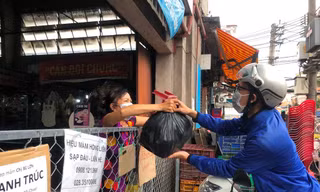 Khách mua hàng qua điện thoại