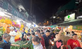 Chợ hoa lớn nhất TPHCM đông nghịt rạng sáng 28 Tết
