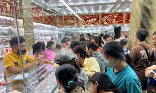 Nườm nượp sắm vàng 'lấy hên' lúc tối muộn