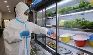 Lấy mẫu thực phẩm đông lạnh nhập khẩu để kiểm tra virus SARS-CoV-2 (ảnh: Ban ATTP)