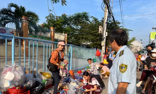 Người bán hàng rong ở cổng trường vội dọn hàng, ôm đồ chạy khi thấy đoàn kiểm tra