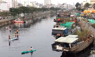 Chèo thuyền SUP lướt sông Sài Gòn đi chợ hoa Tết