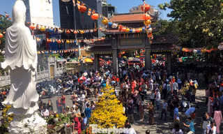 Mùng 1 tết, người dân tấp nập đi lễ chùa