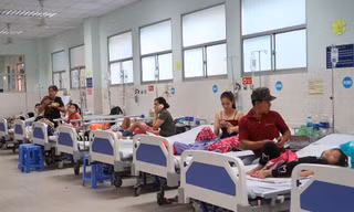 Bệnh nhi nằm điều trị tại bệnh viện quận Tân Phú