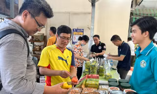 Phiên chợ chỉ họp cuối tuần, toàn 'của nhà trồng được' với giá như mua tại vườn